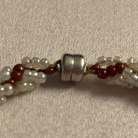NWOT - White and Copper Coloured Twisted Design Beaded Magnetic Clasp Bracelet - Picture 3 of 7